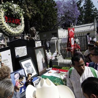 Miles recuerdan a Pedro Infante en el Panteón Jardín