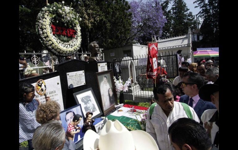 Desde temprano miles de personas acudieron a la tumba de Pedro Infante para homenajear al ídolo mexicano. SUN / C. Mejía
