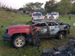 Protección civil y bomberos acudieron al municipio de Tuxcacuesco, donde una camioneta volcó tras caer a un desnivel de dos metros. ESPECIAL /