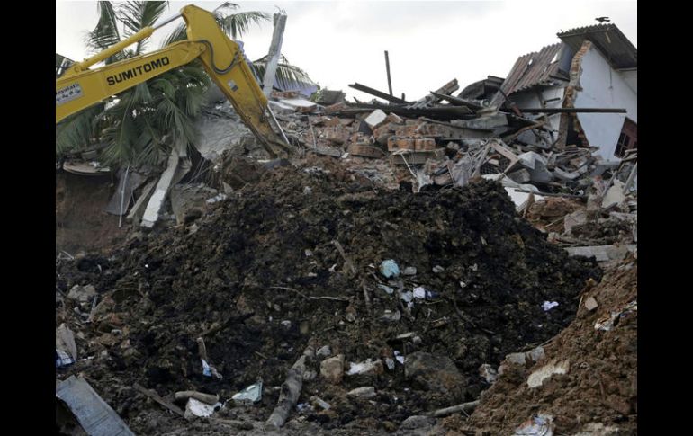 Cuatro personas fueron rescatas de entre los restos, pero se desconoce si hay otras víctimas sepultadas. EFE / A. Pushpa