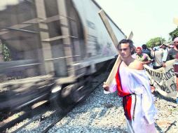 En la imagen se muestra cómo los migrantes hacen su propia representación del calvario que viven. NTX / ESPECIAL