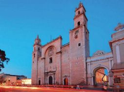 Los corredores se pavoneaban de esculturas, una de dos expresivas cabezas. ESPECIAL /