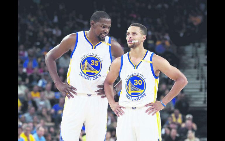 Letal. Kawhi Leonard supera en el aro a Marc Gasol en la paliza de los Spurs a los Grizzlies. EFE / l. Smith