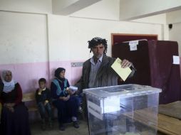 Los centros electorales abrieron sus puertas en el este del país a las 7:00 horas locales, y en el oeste lo harán una hora más tarde. AP / E. Tazegul