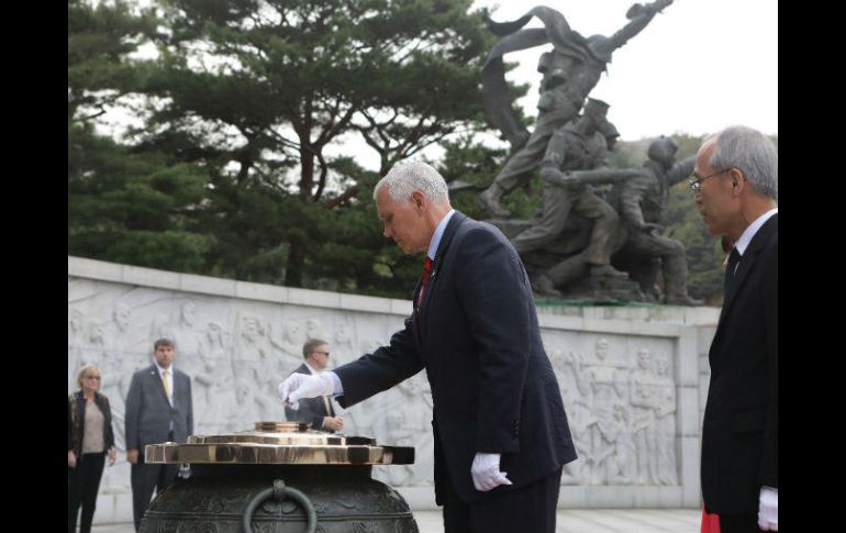 Pence, acompañado por su esposa y dos de sus hijas, deposita una corona en el Cementerio Nacional de Seúl en el inicio de su viaje. EFE / C. Sung-Jun