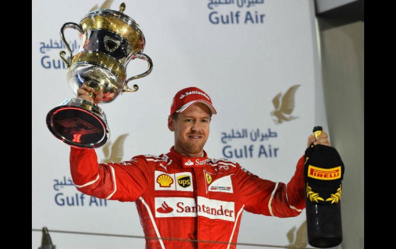 Sebastian Vettel y su equipo acertaron ayer en Bahrein y ahora disfrutan de la cima en los campeonatos de pilotos y constructores. ESPECIAL / XINHUA