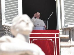 El papa Francisco oficia el rezo de la oración del Regina Coeli desde su oficina en la Plaza de San Pedro, en el Vaticano. EFE / G. Onorati