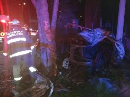 El conductor salió proyectado por el parabrisas y su copiloto quedó atrapado dentro del auto donde falleció. ESPECIAL / Bomberos de Tlajomulco