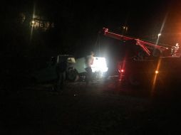 Personal de emergencias rescató a los ocupantes de los vehículos, algunos con cuerdas. TWITTER / @PC_SLP