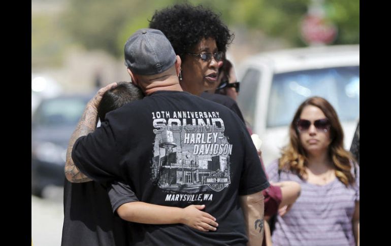 Padres de alumnos reunidos en el exterior de North Park. Las autoridades incrementaron las medidas de seguridad en la escuela. AP / R. Saxon