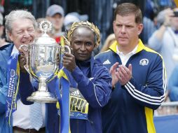 Geoffrey Kirui ganó la 121ra edición del Maratón de Boston al dejar atrás al estadounidense Galen Rupp. EFE / C. Gunther