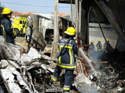 Bomberos se trasladaron al lugar y controlaron rápidamente el incendio provocado por la colisión. AFP / B. Colaco