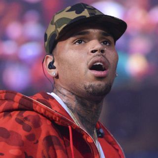 Chris Brown golpea a fotógrafo en club de Florida