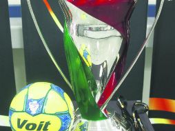 Además del trofeo, estuvieron exhibidas las medallas de campeón y subcampeón, y el balón oficial con el que se jugará la Final. EL INFORMADOR / M. Vargas