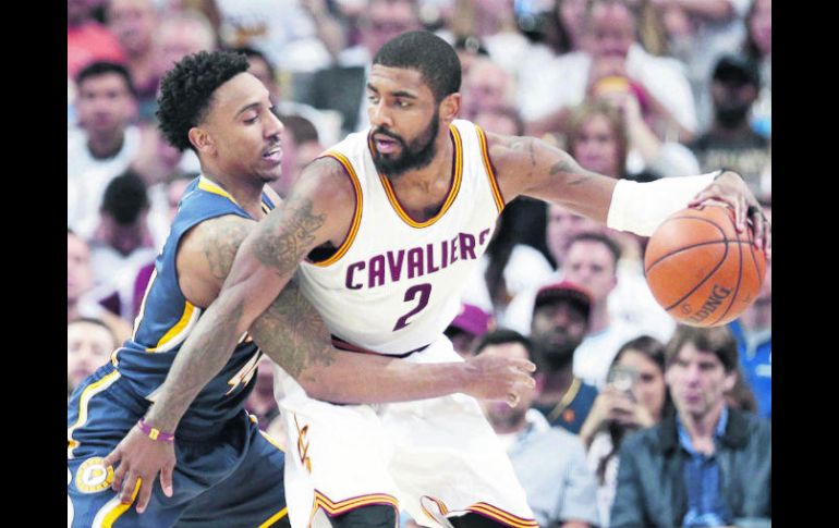 Kyrie Irving fue el motor ofensivo de los Cavaliers, al aportar 37 puntos anoche. AP / T. Dejak
