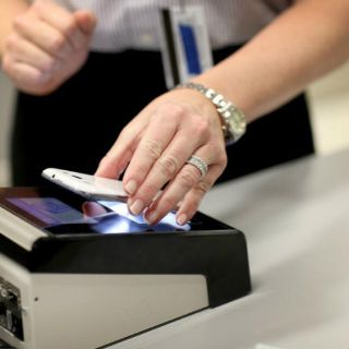 'Millennials' prefieren pagar con sus retinas o huellas