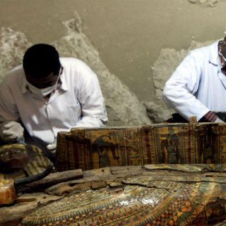 Descubren seis momias en tumba faraónica cerca de Luxor, Egipto