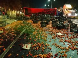 Los jitomates quedan esparcidos sobre el asfalto en un área de 200 por 20 metros aproximadamente. ESPECIAL /