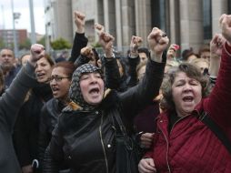 En Ankara, cientos de personas se congregaban afuera de las oficinas de la autoridad electoral para exigir la anulación. EFE / S. Suna