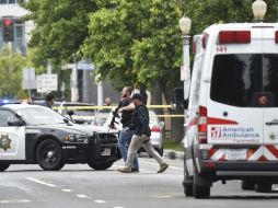 El hombre sospechoso habría recargado su arma en varias ocasiones mientras caminaba en el centro de Fresno. AP / J. Walker