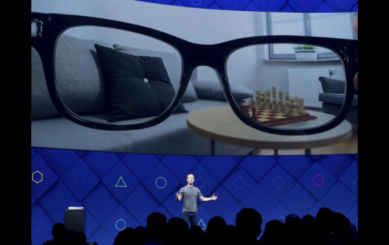 Zuckerberg quiere que los usuarios usen las cámaras de sus smartphones para interactuar de manera distinta con el mundo real. AP / N. Berger