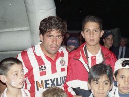 Camilo Romero en la imagen con unos jóvenes. EL INFORMADOR / ARCHIVO