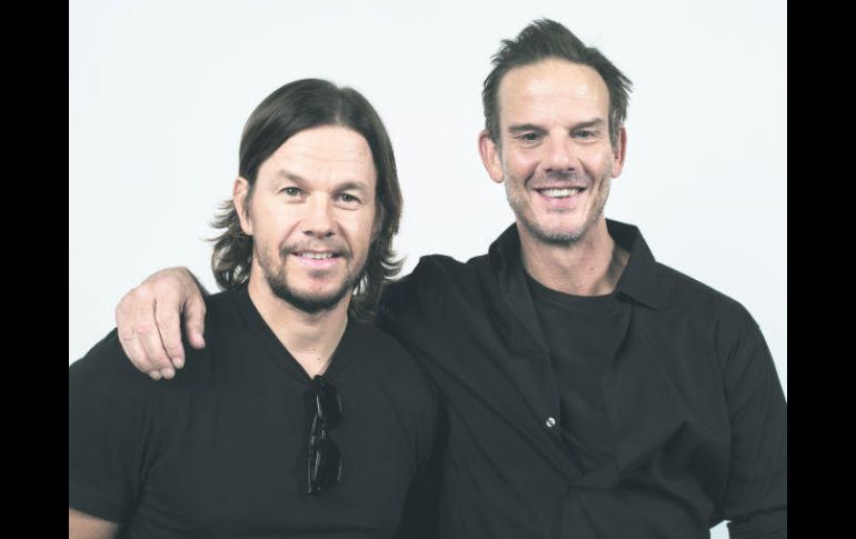 Talento. Mark Wahlberg junto al director de cine Peter Berg, con quien rodó 'Día del Atentado'. ESPECIAL /