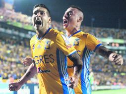 Ismael Sosa (izquierda), de Tigres, celebra su anotación que le dio el empate ayer ante el Pachuca. MEXSPORT /