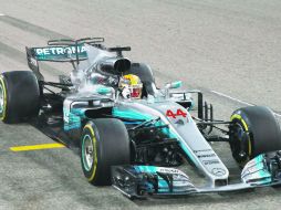 Ensayo. El británico Lewis Hamilton registró el mejor tiempo en el primer día de entrenamientos en el circuito de Sakhir. AFP /