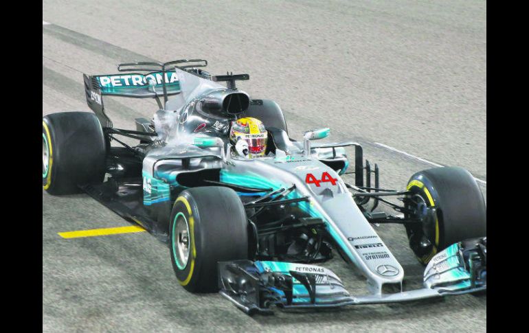 Ensayo. El británico Lewis Hamilton registró el mejor tiempo en el primer día de entrenamientos en el circuito de Sakhir. AFP /
