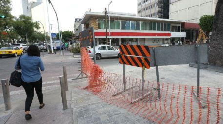 Aunque se abrirá el paso a los vehículos, las banquetas se concluirán hasta el 10 de mayo. EL INFORMADOR / G. Gallo