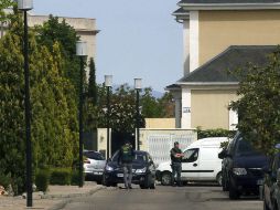 Agentes de la Guardia Civil permanecen en las inmediaciones de la casa del expresidente de la Comunidad de Madrid, Ignacio González. EFE / F. Alvarado
