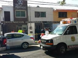 Un sujeto ingresa al área de atención y se dirige hacia el paciente que era atendido para dispararle. ESPECIAL /