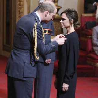 Victoria Beckham, condecorada por el príncipe Guillermo
