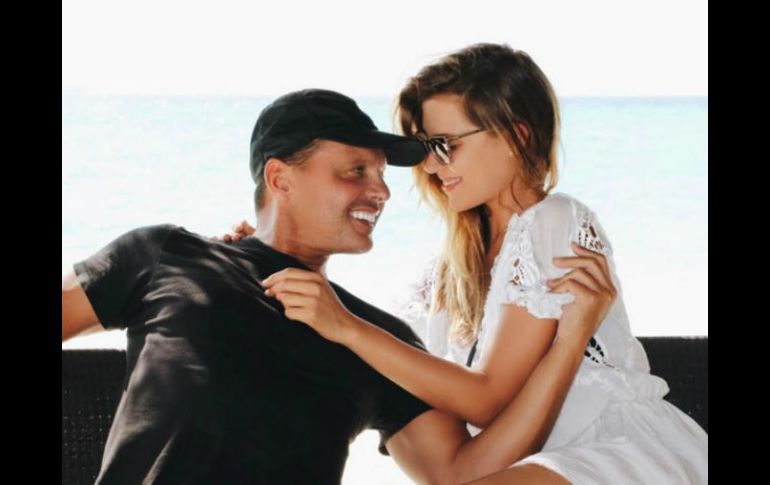 En la imagen se ven sonrientes y muy cariñosos. INSTAGRAM / michellesalasb