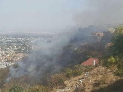 Las labores de contención del siniestro son urgentes porque el viento podría propiciar que el fuego se propague. ESPECIAL /