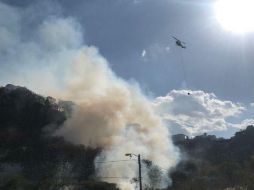 Los combatientes tuvieron apoyo del helicóptero Tláloc para hacer descargas de agua sobre el área del incendio. TWITTER / @PabloLemusN