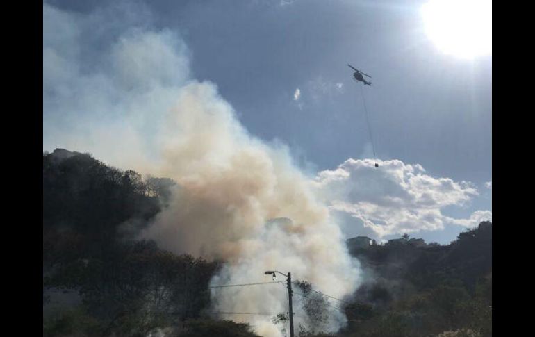 Los combatientes tuvieron apoyo del helicóptero Tláloc para hacer descargas de agua sobre el área del incendio. TWITTER / @PabloLemusN