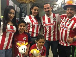 Aficionados acuden a la final de Copa MX entre Chivas y Morelia. TWITTER / @Chivas