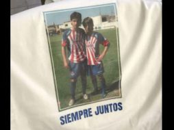 Su hermano Gustavo falleció hace algunos años y la leyenda de la camisa dice: ‘Siempre juntos’. TWITTER / @IRMADELIAGUERRE