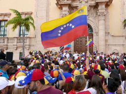 La mañana del miércoles inició con movilizaciones en las que opositores portaban banderas venezolanas y camisetas blancas. EFE / G. Viera