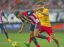 Alan Pulido de Guadalajara y David Cabrera de Morelia, pelean el balón. MEXSPORT / C. de Marchena