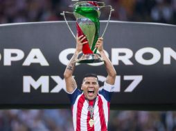 Carlos Salcido, el capitán del Rebaño, levanta el trofeo ganado esta noche. MEXSPORT / C. de Marchena