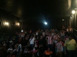 Las salas de cine se convirtieron sucursales del estadio Chivas. TWITTER / @JAIMECOLOME