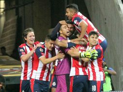 Después de atajar el tiro penal de Luis Gabriel Rey, los jugadores de Chivas rodearon a Miguel Jiménez. EL INFORMADOR / M. Vargas