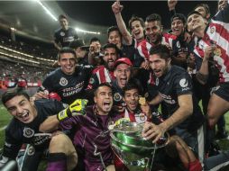 Con Miguel Jiménez en primer plano, figura en la tanda de penales, Chivas celebra la obtención de la Copa MX. EL INFORMADOR / F. Atilano