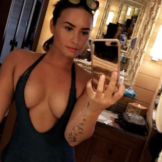 Demi Lovato presume su escote en Instagram