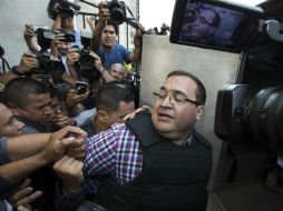 ''Vimos que fue rebasado el círculo de seguridad, hubo personas que lo increparon cara cara'', denuncia el abogado. AP / M. Castillo