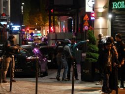 Un policía murió y otro resultó herido en un tiroteo registrado en la avenida de los Campos Elíseos de París. AFP / F. Fife