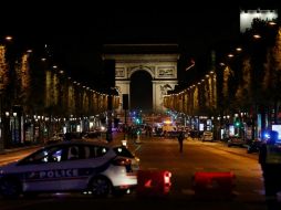 La policía francesa cerró la circulación de vehículos en la Avenida de los Campos Elíseos. AFP / T. Samson